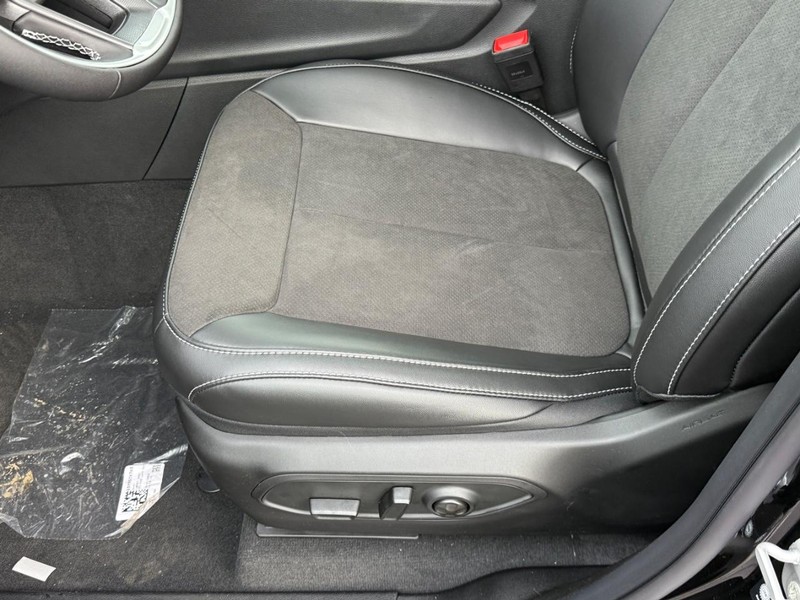 Jeep Grand Cherokee L Vehicle Full-screen Gallery Image 11