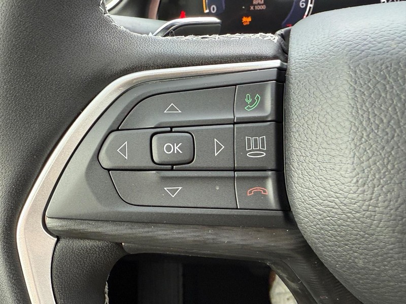 Jeep Grand Cherokee L Vehicle Full-screen Gallery Image 12