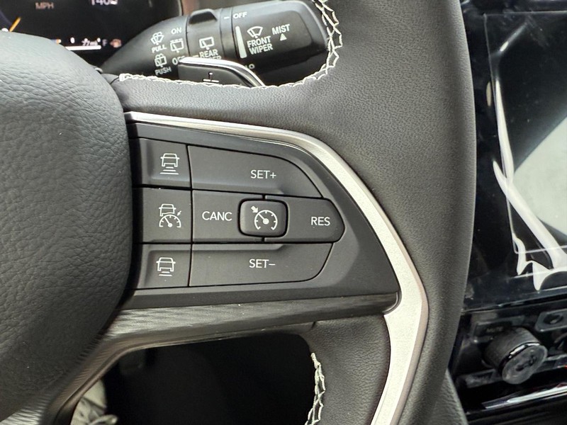 Jeep Grand Cherokee L Vehicle Full-screen Gallery Image 13