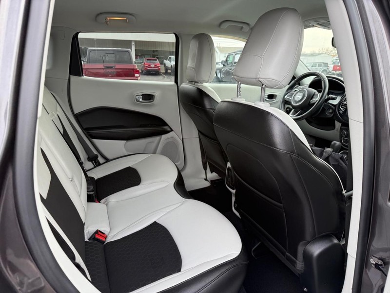 Jeep Compass Vehicle Full-screen Gallery Image 10