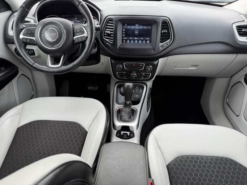 Jeep Compass Vehicle Full-screen Gallery Image 11