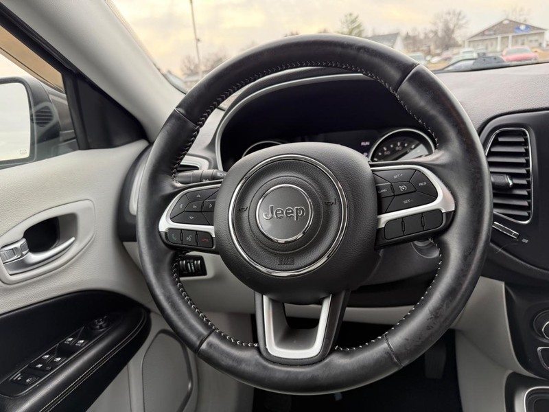 Jeep Compass Vehicle Full-screen Gallery Image 12