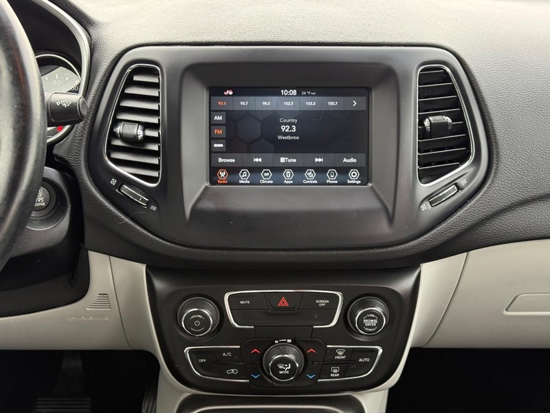 Jeep Compass Vehicle Full-screen Gallery Image 13
