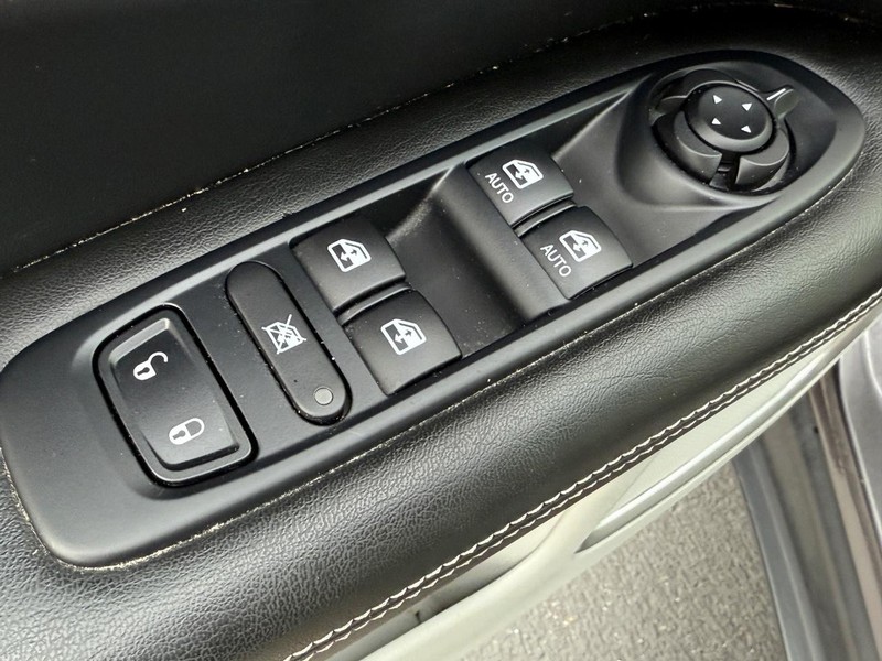 Jeep Compass Vehicle Full-screen Gallery Image 14