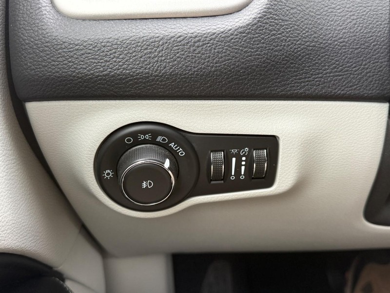 Jeep Compass Vehicle Full-screen Gallery Image 16