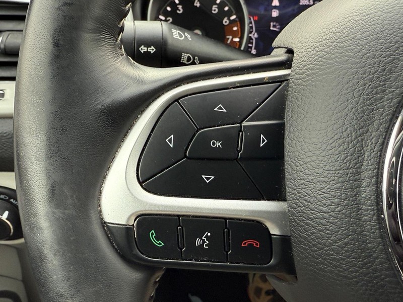 Jeep Compass Vehicle Full-screen Gallery Image 17