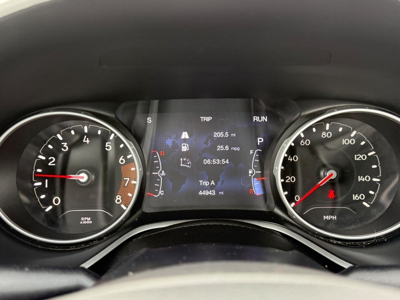 Jeep Compass Vehicle Full-screen Gallery Image 19