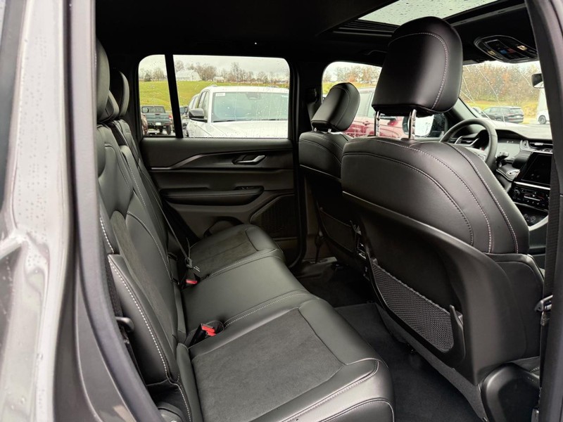 Jeep Grand Cherokee Vehicle Full-screen Gallery Image 5