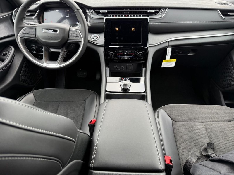 Jeep Grand Cherokee Vehicle Full-screen Gallery Image 6