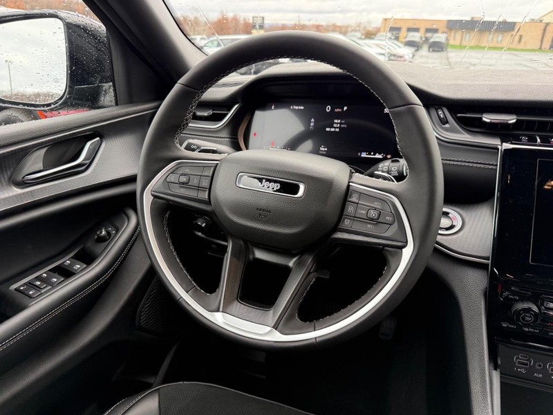 Jeep Grand Cherokee Vehicle Full-screen Gallery Image 7