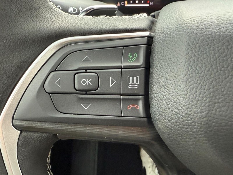 Jeep Grand Cherokee Vehicle Full-screen Gallery Image 11