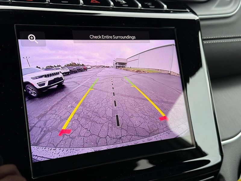 Jeep Grand Cherokee Vehicle Full-screen Gallery Image 14