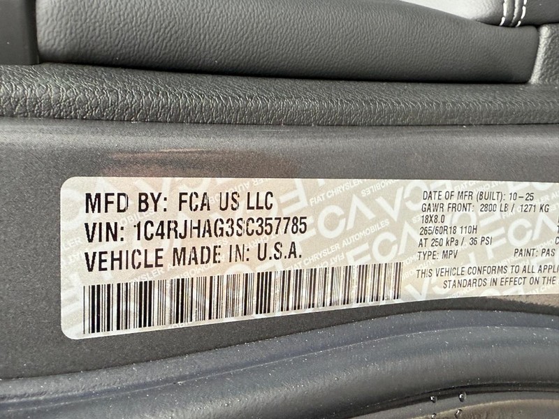 Jeep Grand Cherokee Vehicle Full-screen Gallery Image 16