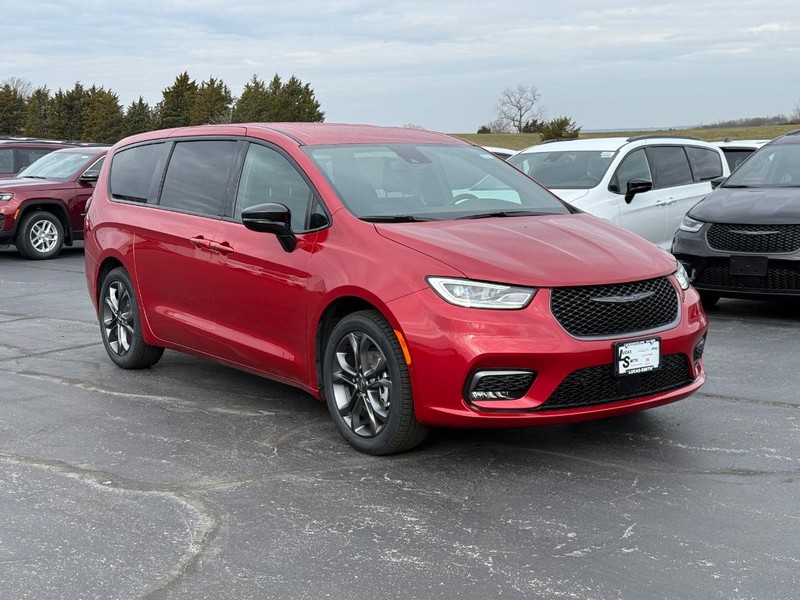 Chrysler Pacifica Vehicle Full-screen Gallery Image 2