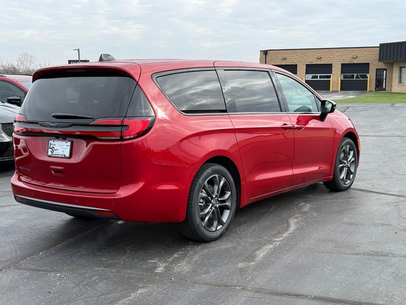 Chrysler Pacifica Vehicle Full-screen Gallery Image 3