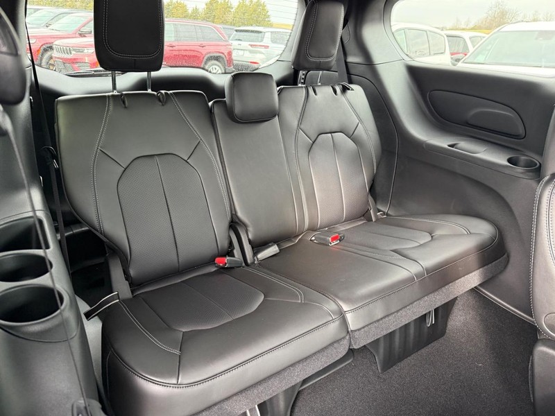 Chrysler Pacifica Vehicle Full-screen Gallery Image 5