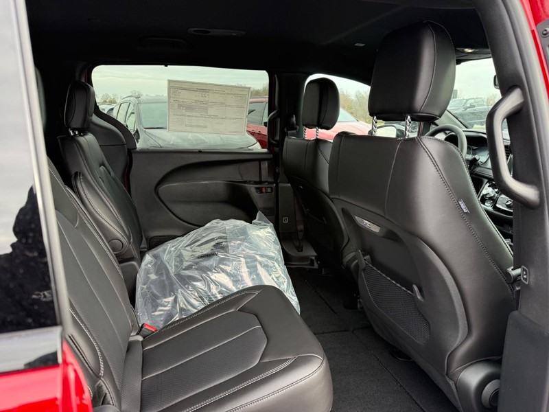 Chrysler Pacifica Vehicle Full-screen Gallery Image 6