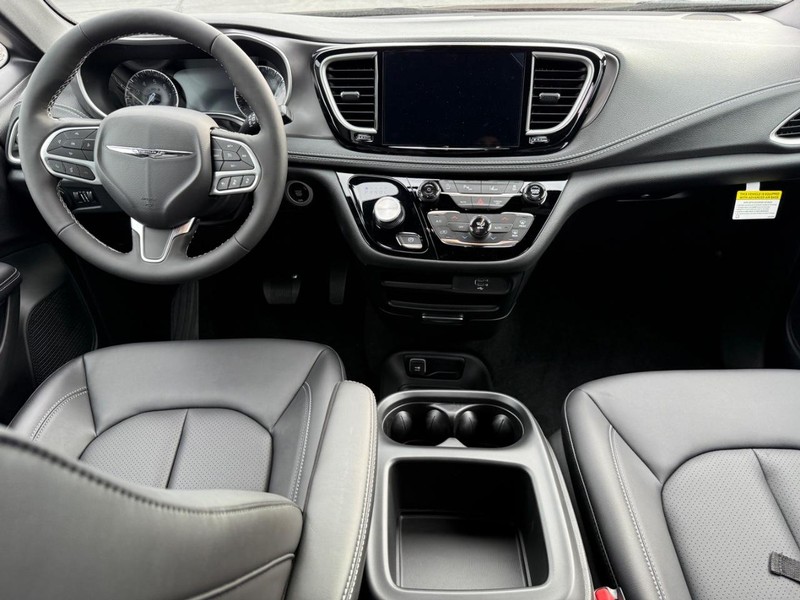 Chrysler Pacifica Vehicle Full-screen Gallery Image 7