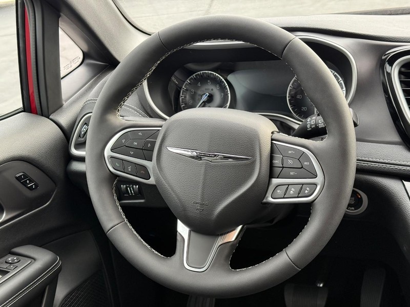 Chrysler Pacifica Vehicle Full-screen Gallery Image 8