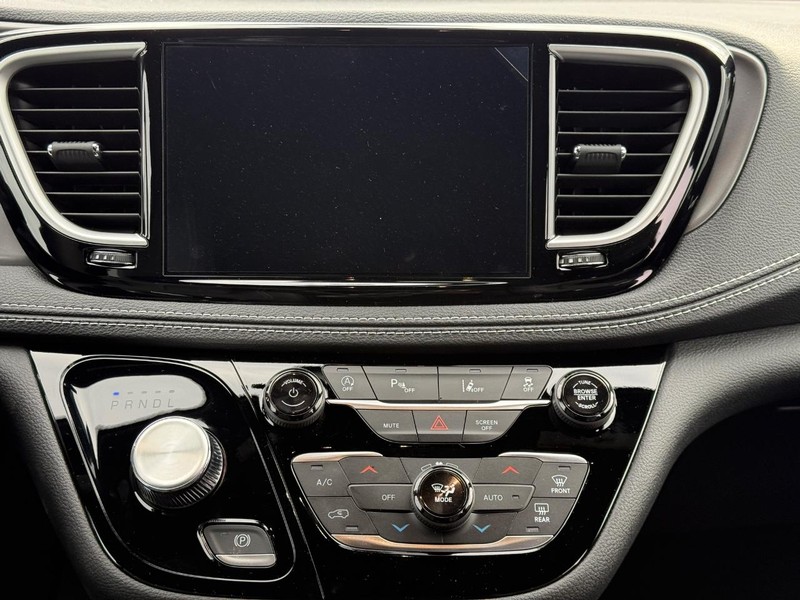 Chrysler Pacifica Vehicle Full-screen Gallery Image 9