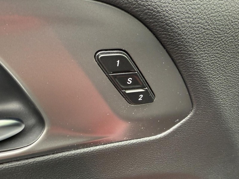 Chrysler Pacifica Vehicle Full-screen Gallery Image 11