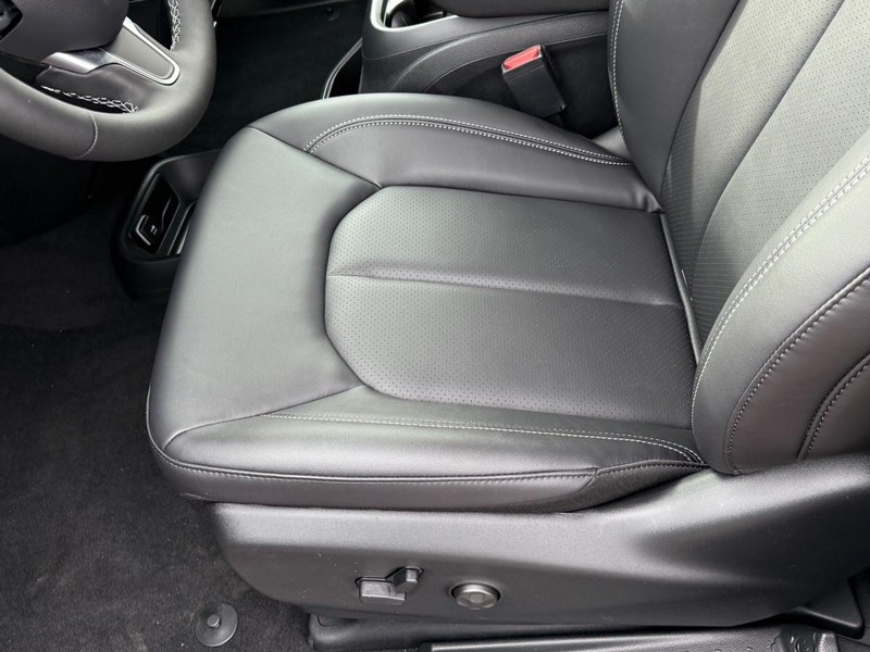 Chrysler Pacifica Vehicle Full-screen Gallery Image 12