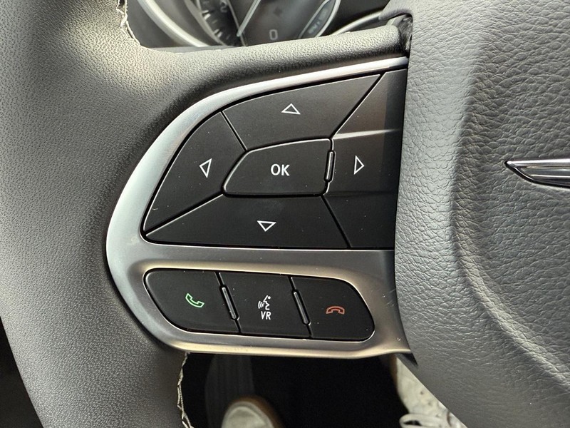 Chrysler Pacifica Vehicle Full-screen Gallery Image 13