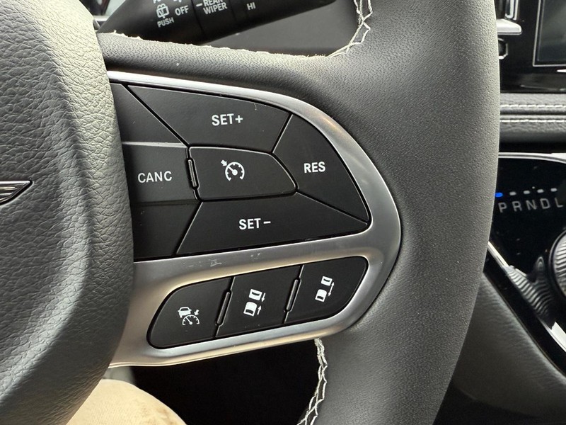 Chrysler Pacifica Vehicle Full-screen Gallery Image 14