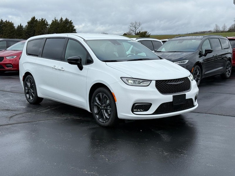 Chrysler Pacifica Vehicle Full-screen Gallery Image 2