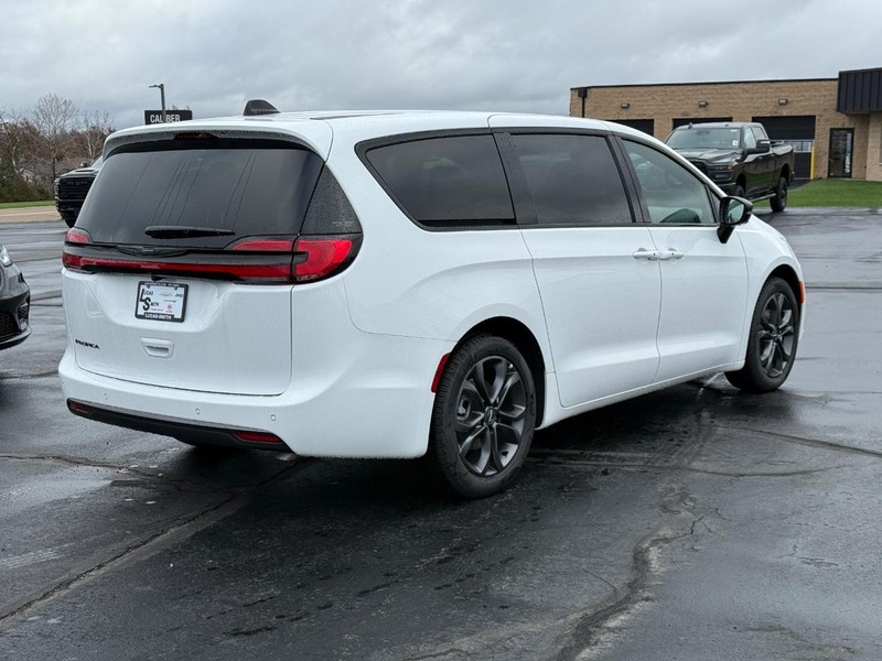 Chrysler Pacifica Vehicle Full-screen Gallery Image 3