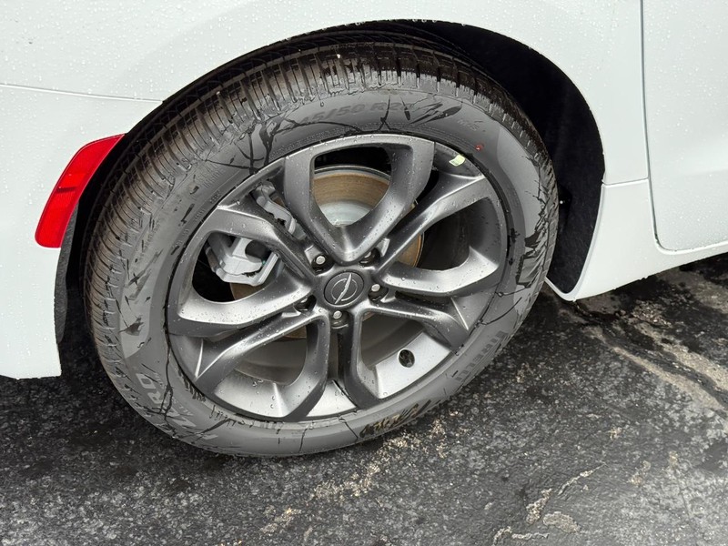 Chrysler Pacifica Vehicle Full-screen Gallery Image 4