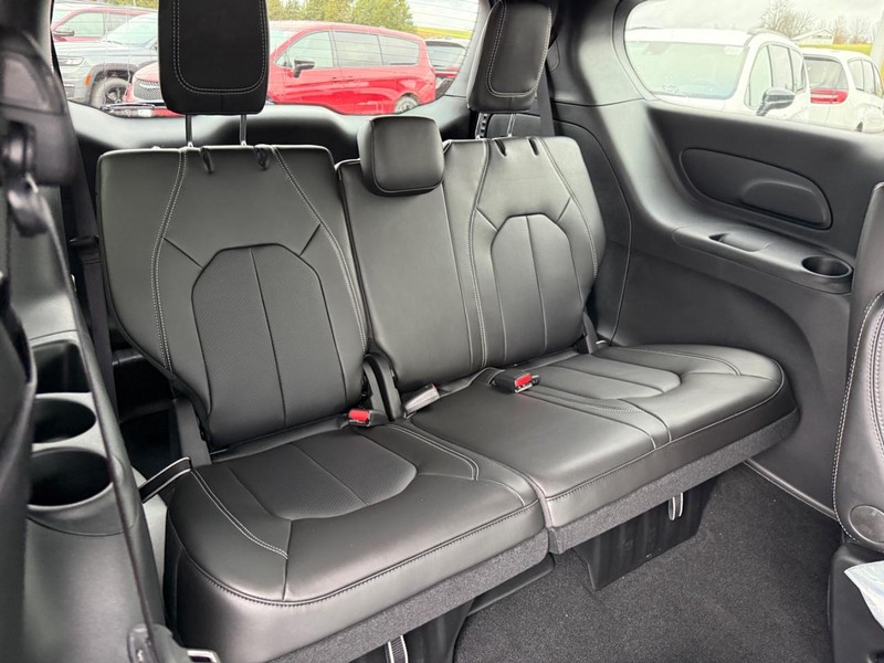 Chrysler Pacifica Vehicle Full-screen Gallery Image 5