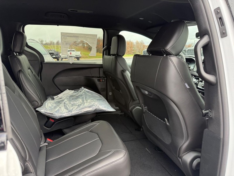 Chrysler Pacifica Vehicle Full-screen Gallery Image 6