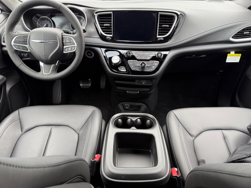 Chrysler Pacifica Vehicle Full-screen Gallery Image 7