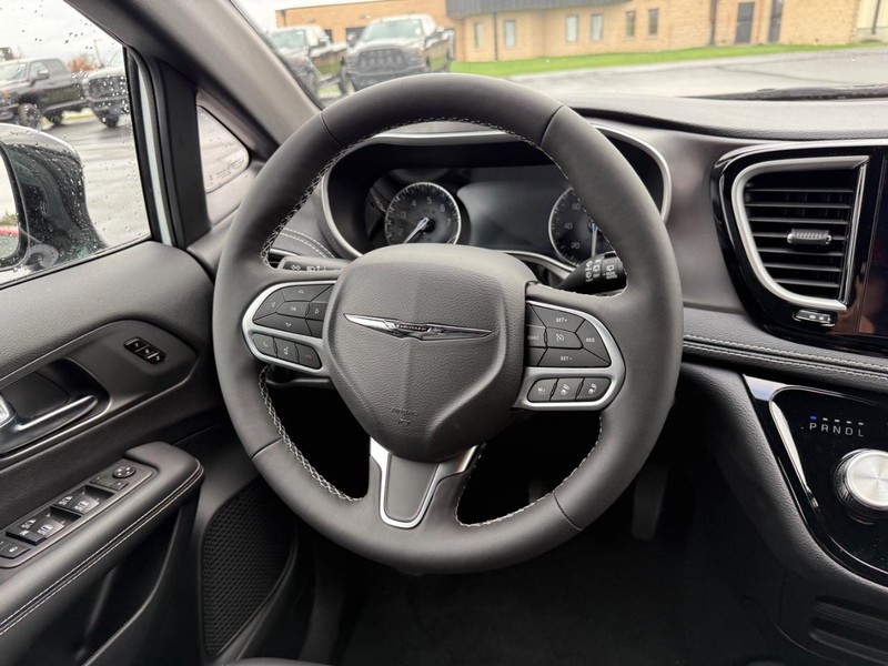 Chrysler Pacifica Vehicle Full-screen Gallery Image 8