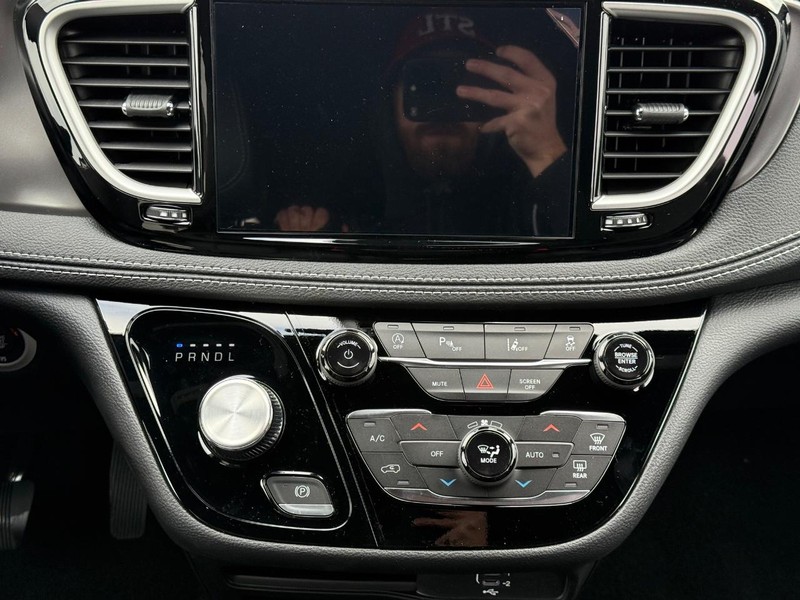 Chrysler Pacifica Vehicle Full-screen Gallery Image 9