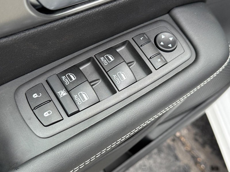 Chrysler Pacifica Vehicle Full-screen Gallery Image 10