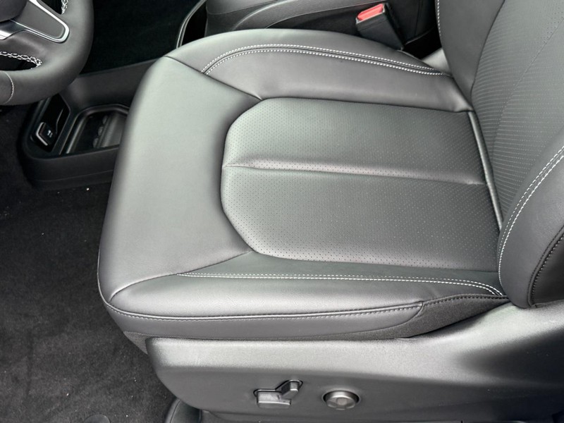 Chrysler Pacifica Vehicle Full-screen Gallery Image 11