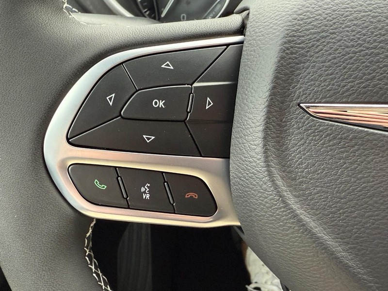 Chrysler Pacifica Vehicle Full-screen Gallery Image 12