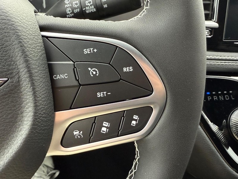 Chrysler Pacifica Vehicle Full-screen Gallery Image 13