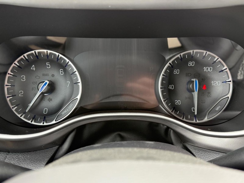 Chrysler Pacifica Vehicle Full-screen Gallery Image 14