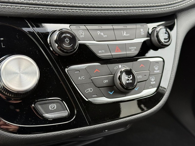 Chrysler Pacifica Vehicle Full-screen Gallery Image 15