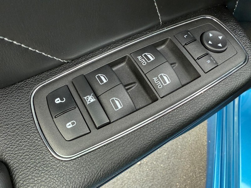 Dodge Charger Vehicle Full-screen Gallery Image 15