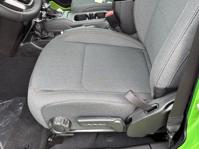 Jeep Wrangler Vehicle Full-screen Gallery Image 10