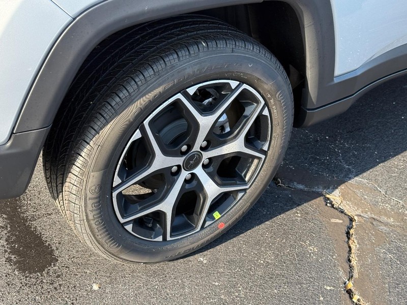 Jeep Compass Vehicle Full-screen Gallery Image 5