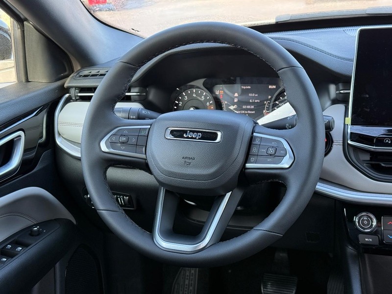 Jeep Compass Vehicle Full-screen Gallery Image 8