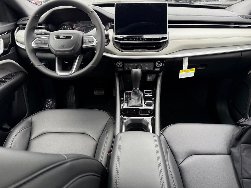 Jeep Compass Vehicle Full-screen Gallery Image 6