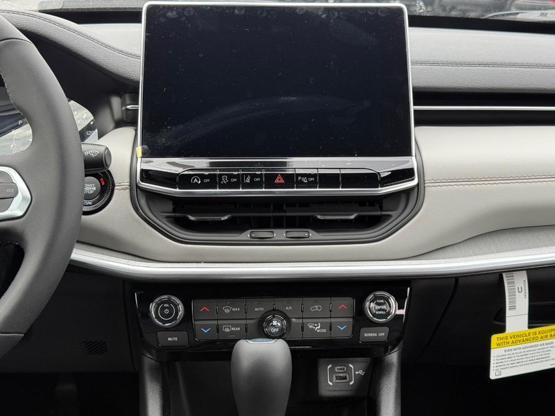 Jeep Compass Vehicle Full-screen Gallery Image 8