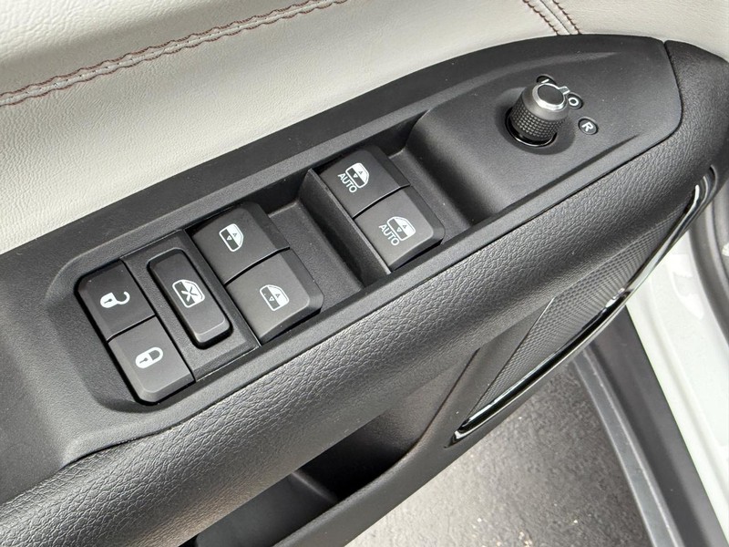 Jeep Compass Vehicle Full-screen Gallery Image 9