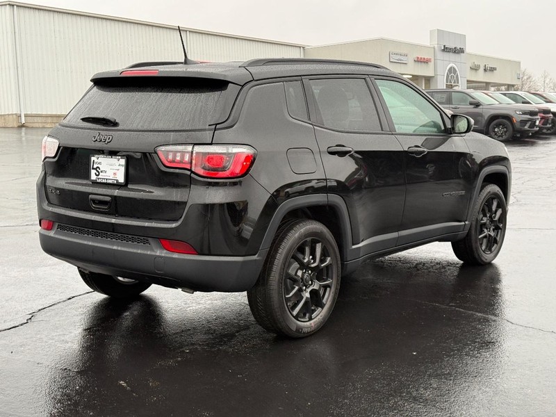 Jeep Compass Vehicle Full-screen Gallery Image 3